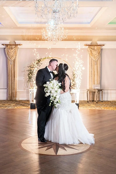 Clarks Landing Dancefloor - Bride and groom kissing